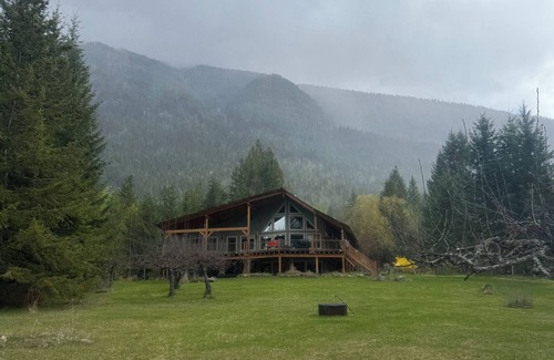 Central Kootenay House | Lakefront House with Beach by Nakusp and Burton on Arrow Lake