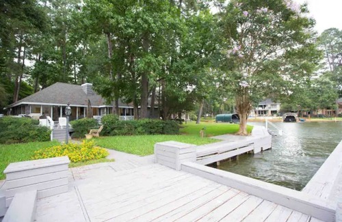 Walden on Lake Conroe House | LakeFront, Kayaks,Grill, Boat Dock, Deck, Netflix