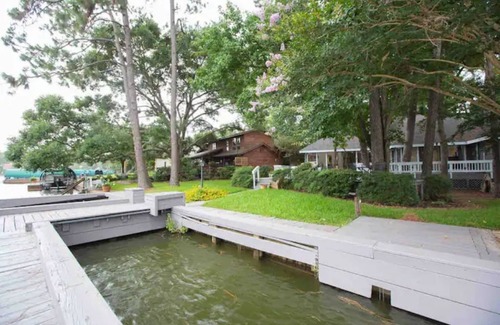 Walden on Lake Conroe House | LakeFront, Kayaks,Grill, Boat Dock, Deck, Netflix
