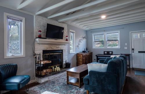 Town of Delaware House | Lakefront Kenoza Cottage