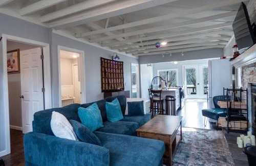 Town of Delaware House | Lakefront Kenoza Cottage
