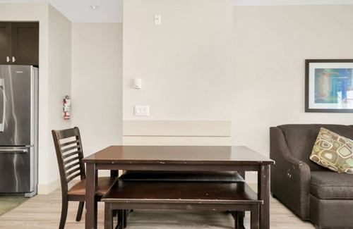 Harrison Hot Springs Apartment | Lakefront Lux 2BR Symphony Of Comfort/Style For 12