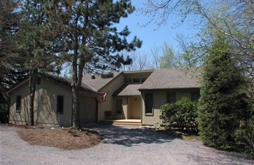 Pocono Pines House | Lakefront! Large 5 bedroom home w/family room, sun room with decking to enjoy the view!