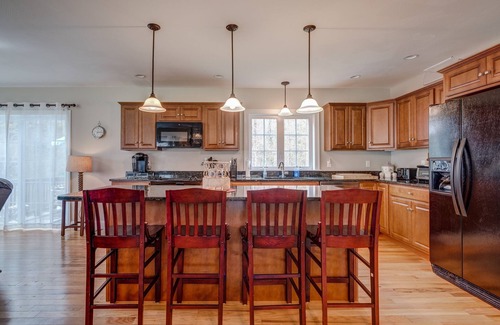 West Alton House | Lakefront Lodge sleeps 18 comfortably