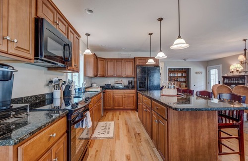 West Alton House | Lakefront Lodge sleeps 18 comfortably