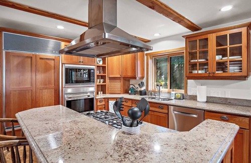 Cle Elum Cabin | Lakefront Log Cabin with Hot Tub/Huge Game Room