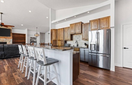 Ashland House | Lakefront Mansion!Close to SAC&Mahoney State Park!