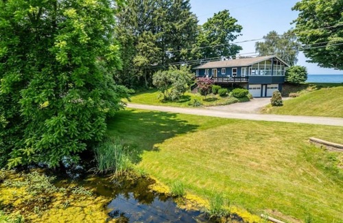 East Palmyra Cottage | Lakefront Midcentury Cottage