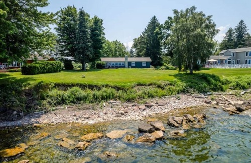 East Palmyra Cottage | Lakefront Midcentury Cottage