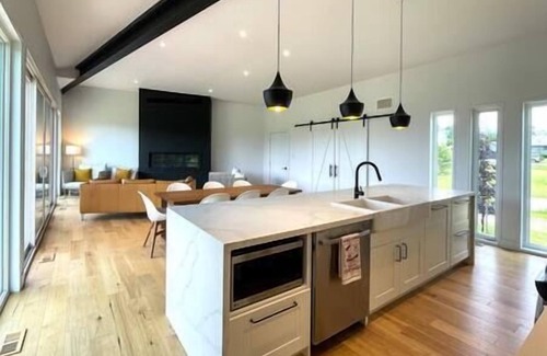 Grey Highlands House | Lakefront Modern Cottage: 25 mins to Blue Mountain