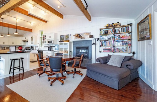 Gravenhurst House | Lakefront Muskoka Cottage