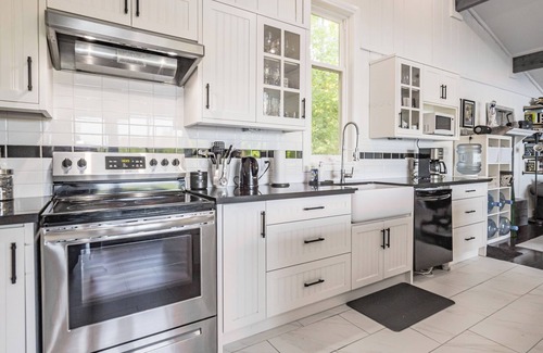 Gravenhurst House | Lakefront Muskoka Cottage