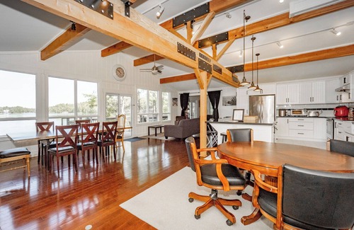 Gravenhurst House | Lakefront Muskoka Cottage