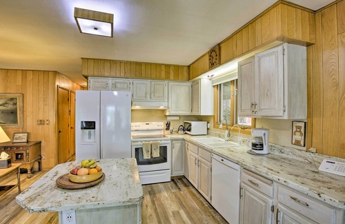 New Auburn Apartment | Lakefront New Auburn Apt w/Sauna & Sun Porch