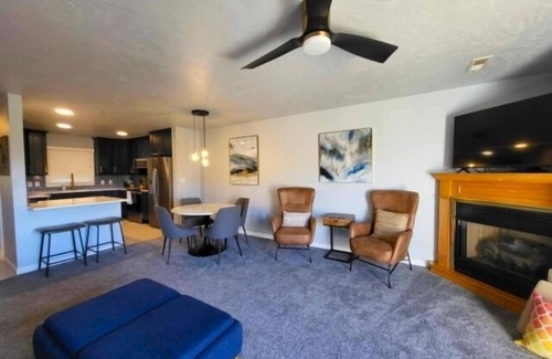 Hardy House | Lakefront on quiet cove, stylishly updated with modern amenities, 3 decks, Blackstone, kayak