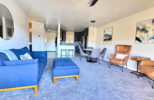 Hardy House | Lakefront on quiet cove, stylishly updated with modern amenities, 3 decks, Blackstone, kayak