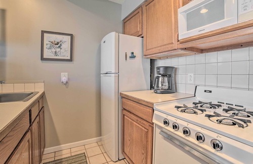 Onekama Condo | Lakefront Onekama Condo w/ Seasonal Pool!