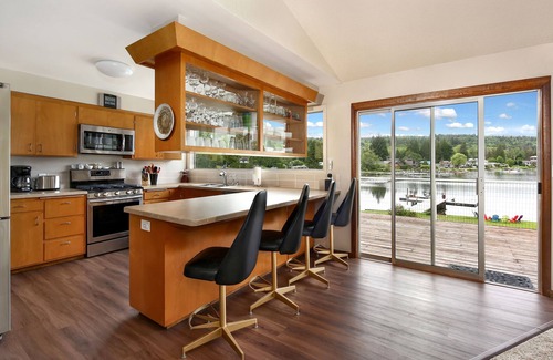 Bellingham House | Lakefront Paradise: Private Beach, Water Sports, Stunning Sunsets, Sleeps 8