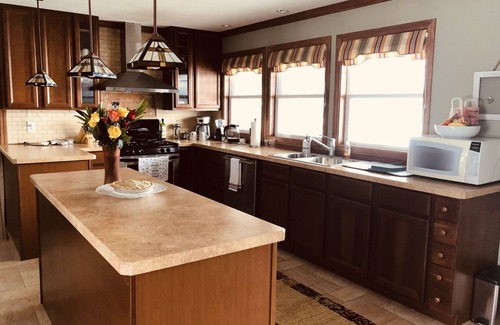 Chazy House | Lakefront Paradise w/beach,dock,kayaks,fun,peace