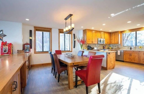 Tahoe Tavern House | Lakefront|Pool|Pier|Bouys|Pickleball|Walk to town