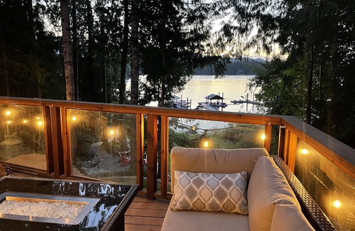 Sproat Lake Cabin | Lakefront, private dock, hot tub, free kayaks and paddle boards!