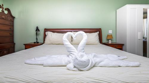 Casselberry House | Lakefront Retreat - Boat - Fish - Close to all Orlando Parks - Disney - Universal - SeaWorld