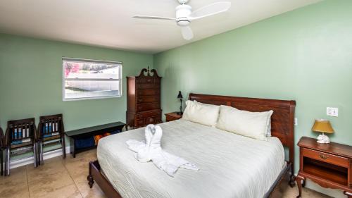 Casselberry House | Lakefront Retreat - Boat - Fish - Close to all Orlando Parks - Disney - Universal - SeaWorld