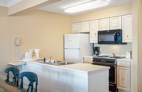 Indian Point Condo | Lakefront Retreat: Boat Rentals & Tiki Bar