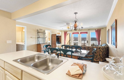 Indian Point Condo | Lakefront Retreat: Boat Rentals & Tiki Bar