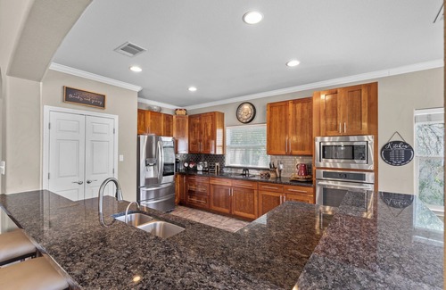 Leander House | Lakefront Retreat/Boat Dock Lake Travis-Near Austin/UT and Lake Travis Football