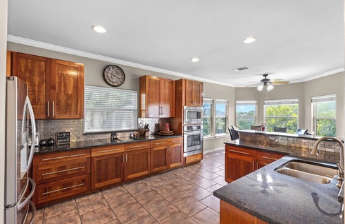 Leander House | Lakefront Retreat/Boat Dock Lake Travis-Near Austin/UT and Lake Travis Football