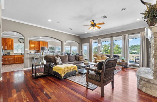 Leander House | Lakefront Retreat/Boat Dock Lake Travis-Near Austin/UT and Lake Travis Football