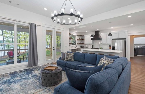 Eatonton House | Lakefront Retreat/Fully Loaded/2 King Suites/Coffee Bar