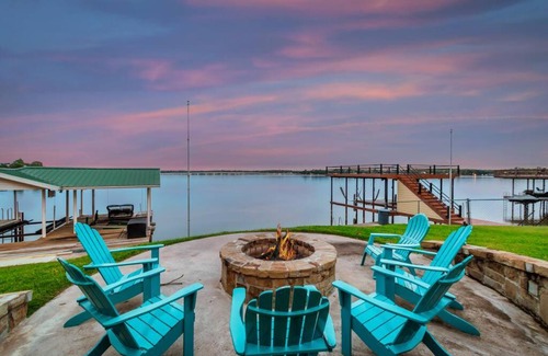 Enchanted Oaks House | Lakefront retreat, hot tub, pets