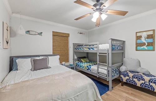Enchanted Oaks House | Lakefront retreat, hot tub, pets