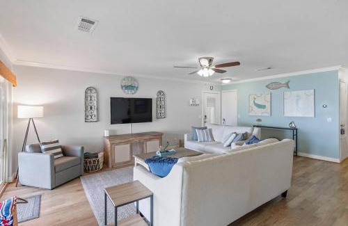 Enchanted Oaks House | Lakefront retreat, hot tub, pets