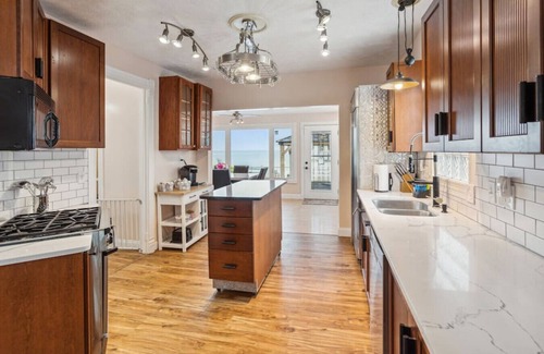 Lorain House | Lakefront Retreat - Serene escape on Lake Erie! Amazing Views! Lorain OH