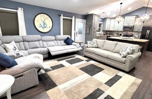 Dadeville House | Lakefront Retreat – Sleeps 16