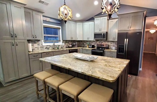 Dadeville House | Lakefront Retreat – Sleeps 16