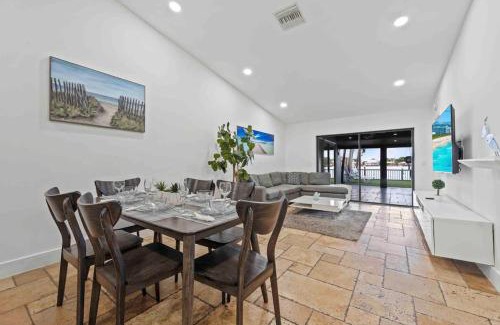 Fort Lauderdale House | Lakefront Retreat Villa Water View Fishing Casino