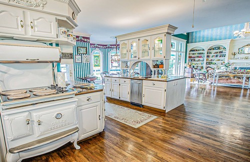 Haines City House | Lakefront Victorian House for Time Travelers & Event