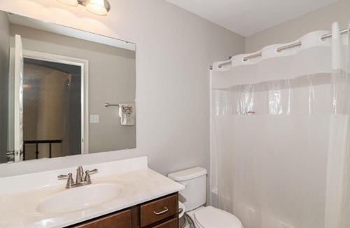 Maxwell House | Lakefront view private bedroom and bathroom with kitchen