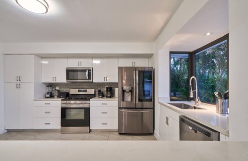 North Miami Beach Villa | Lakefront Villa |Tropical Backyard+Kayak+Cool Deck