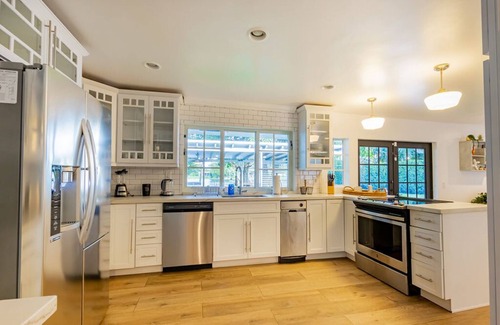 North Miami Beach Villa | Lakefront Villa | Tropical Backyard w/a Terrace+Paddle Board+Pool