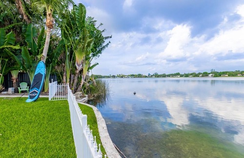 North Miami Beach Villa | Lakefront Villa | Tropical Backyard w/a Terrace+Paddle Board+Pool