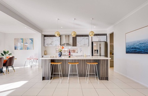 Sanctuary Lakes Villa | Lakefront villa with a spacious panoramic balcony in Sanctuary Lakes