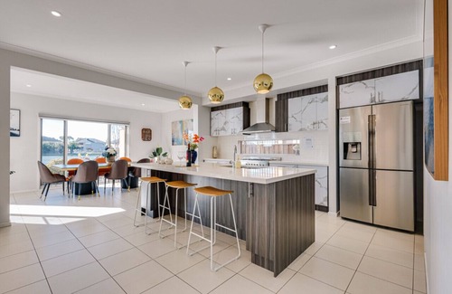Sanctuary Lakes Villa | Lakefront villa with a spacious panoramic balcony in Sanctuary Lakes