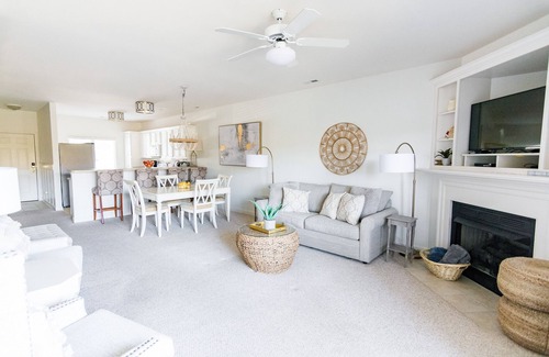 Huddleston Condo | Lakefront w/Indoor Hot Tub + Pool, 2 Kayaks!