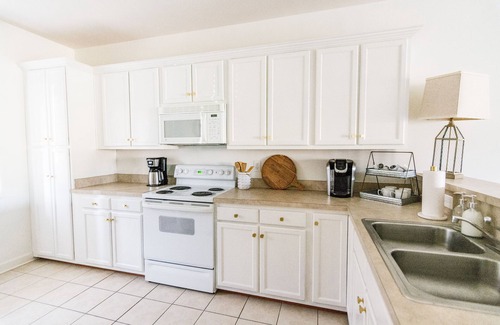 Huddleston Condo | Lakefront w/Indoor Hot Tub + Pool, 2 Kayaks!