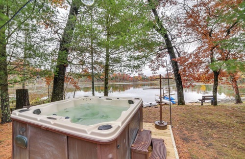 Brazeau Cottage | Lakefront Wisconsin Cottage w/Dock & Hot Tub!